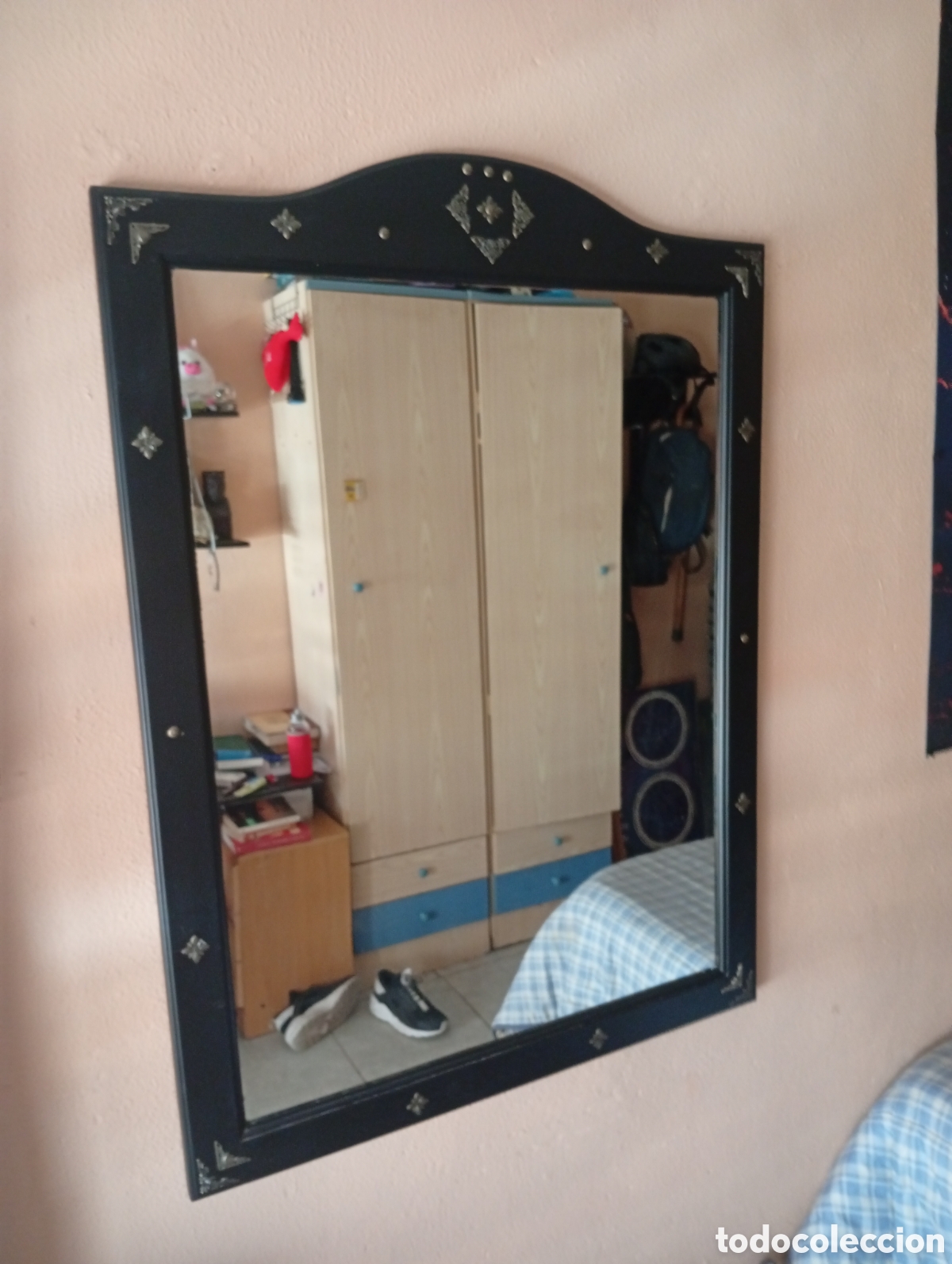 Antig&uuml;edades: Espejo restaurado en negro con remaches color conrizo