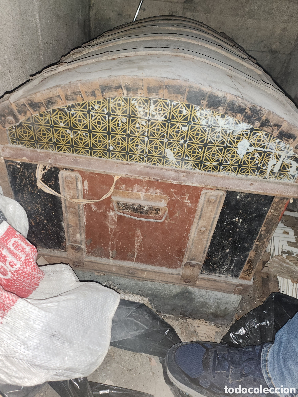 Antig&uuml;edades: BA&Uacute;L O ARCA S. XVII, EN MADERA FORJA. Grandes dimensiones y peso 1 metro x52