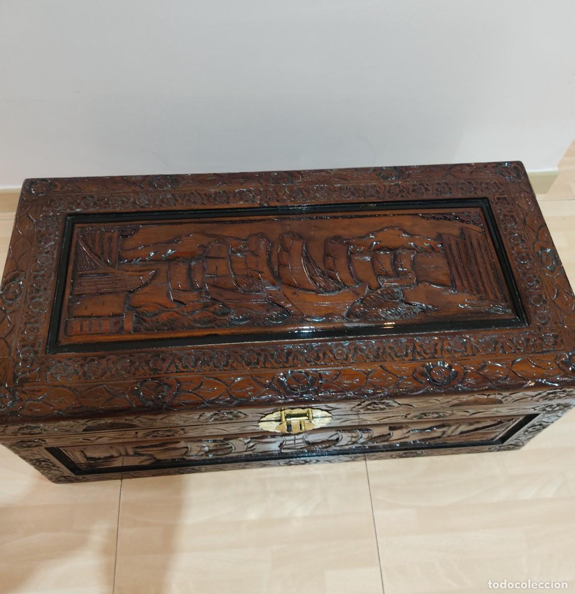 Antig&uuml;edades: Ba&uacute;l antiguo de madera tallado - Foto 2