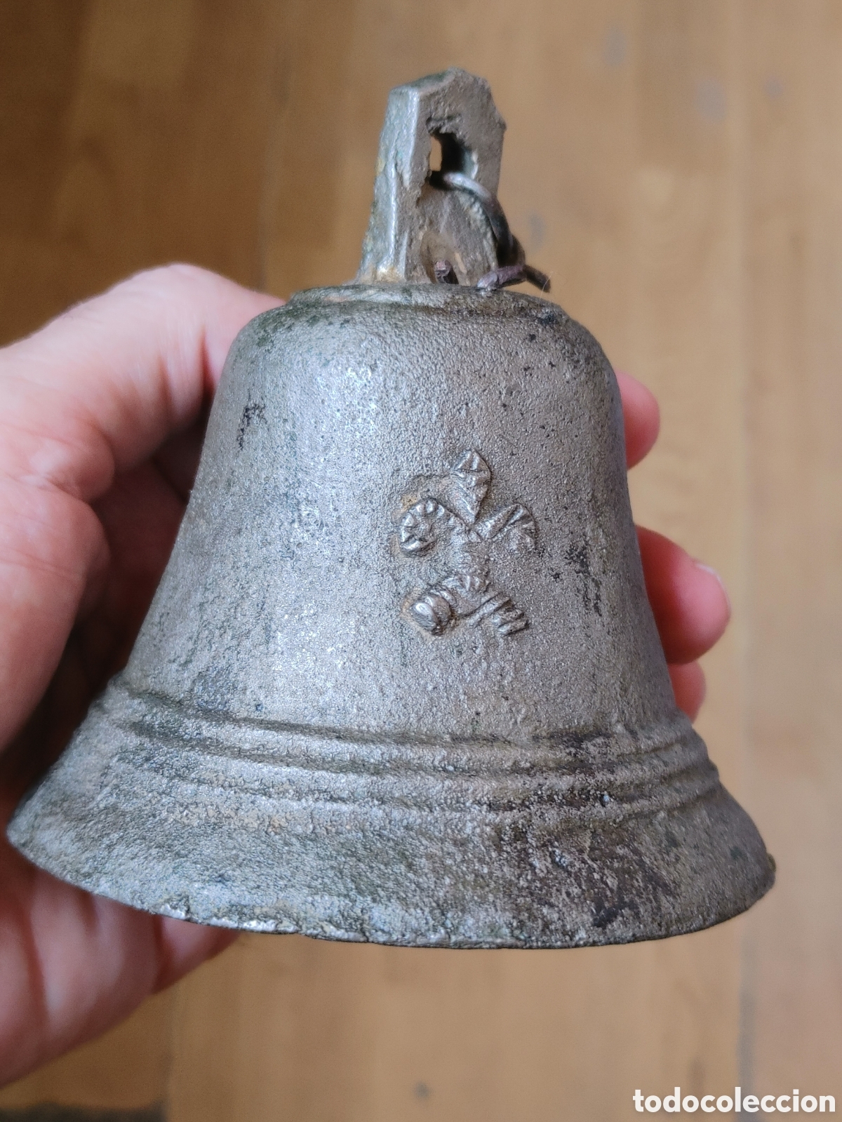 Antig&uuml;edades: Antigua campana de bronce. Con flor de Lis. - Foto 2