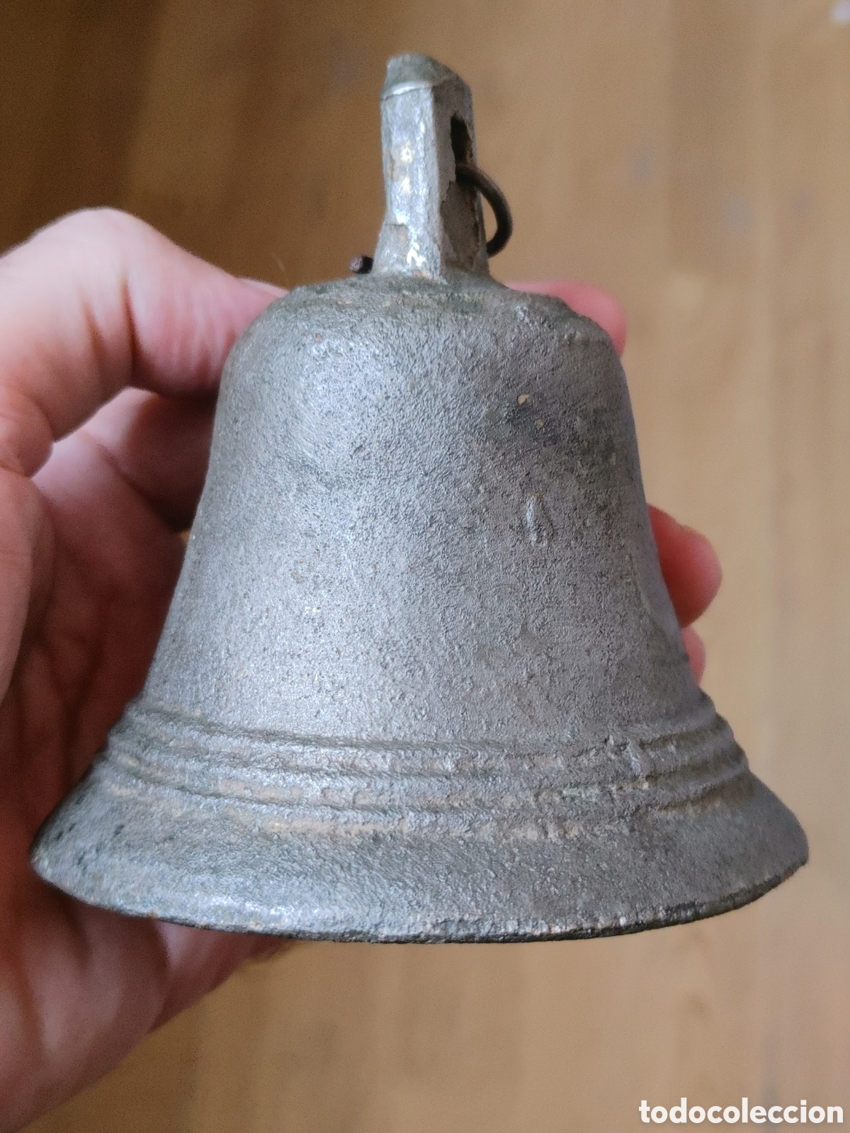 Antig&uuml;edades: Antigua campana de bronce. Con flor de Lis. - Foto 3