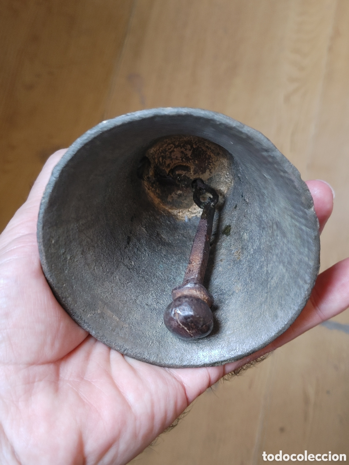 Antig&uuml;edades: Antigua campana de bronce. Con flor de Lis. - Foto 4
