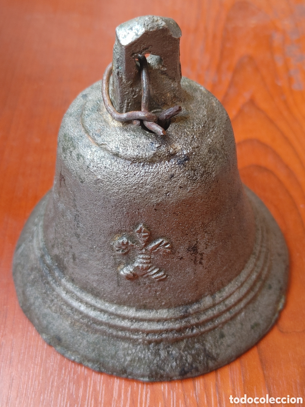Antig&uuml;edades: Antigua campana de bronce. Con flor de Lis. - Foto 7