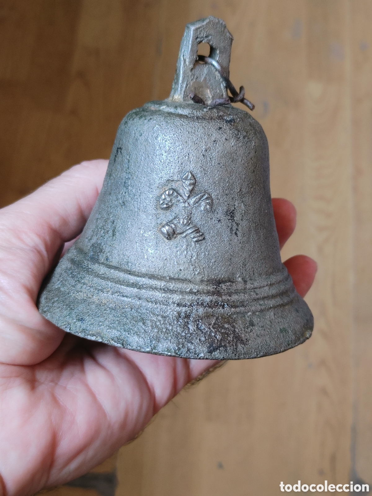 Antig&uuml;edades: Antigua campana de bronce. Con flor de Lis. - Foto 1
