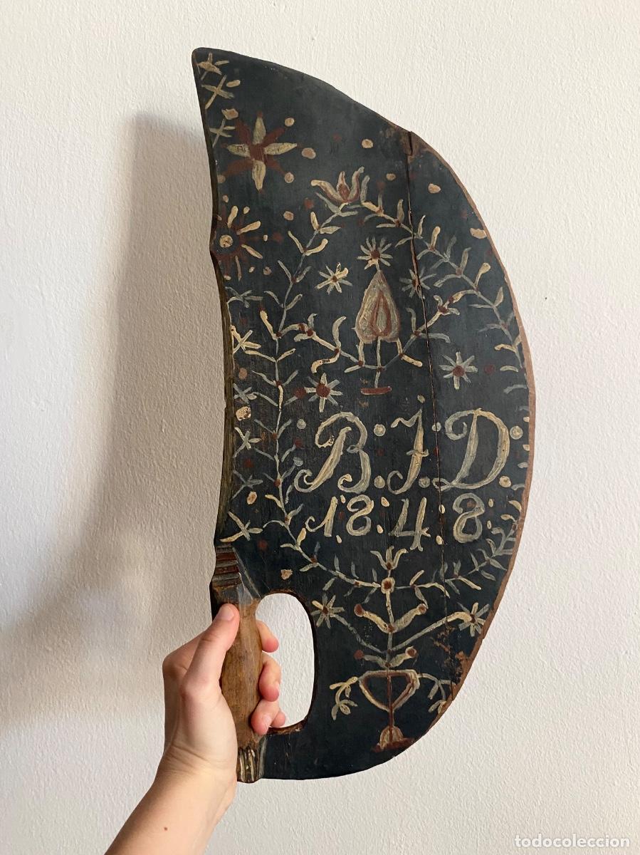 Antig&uuml;edades: Cuchillo policromado de madera, siglo XIX, fechado en 1848.