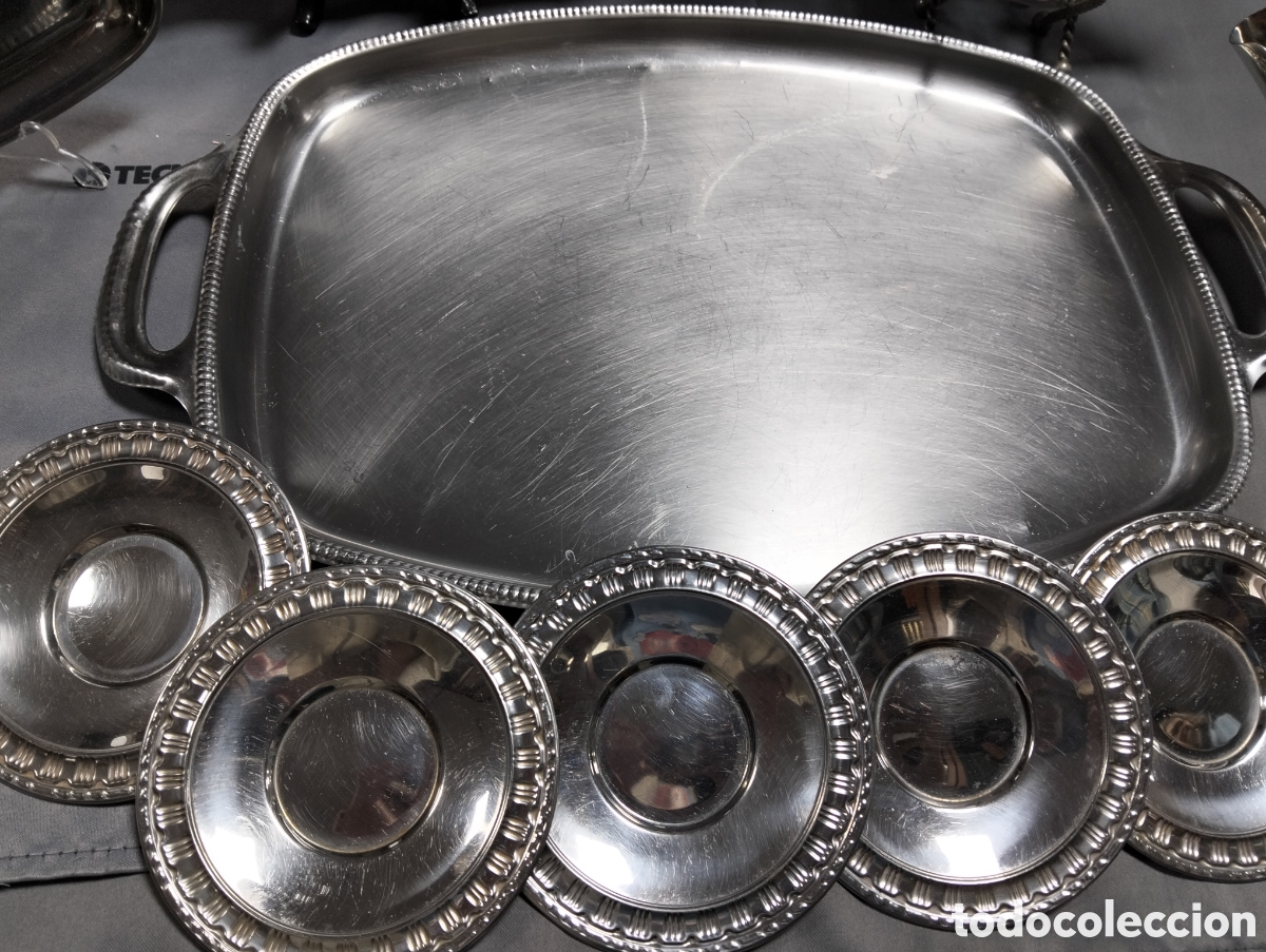 Antig&uuml;edades: 10 piezas de bandeja y un salcero.