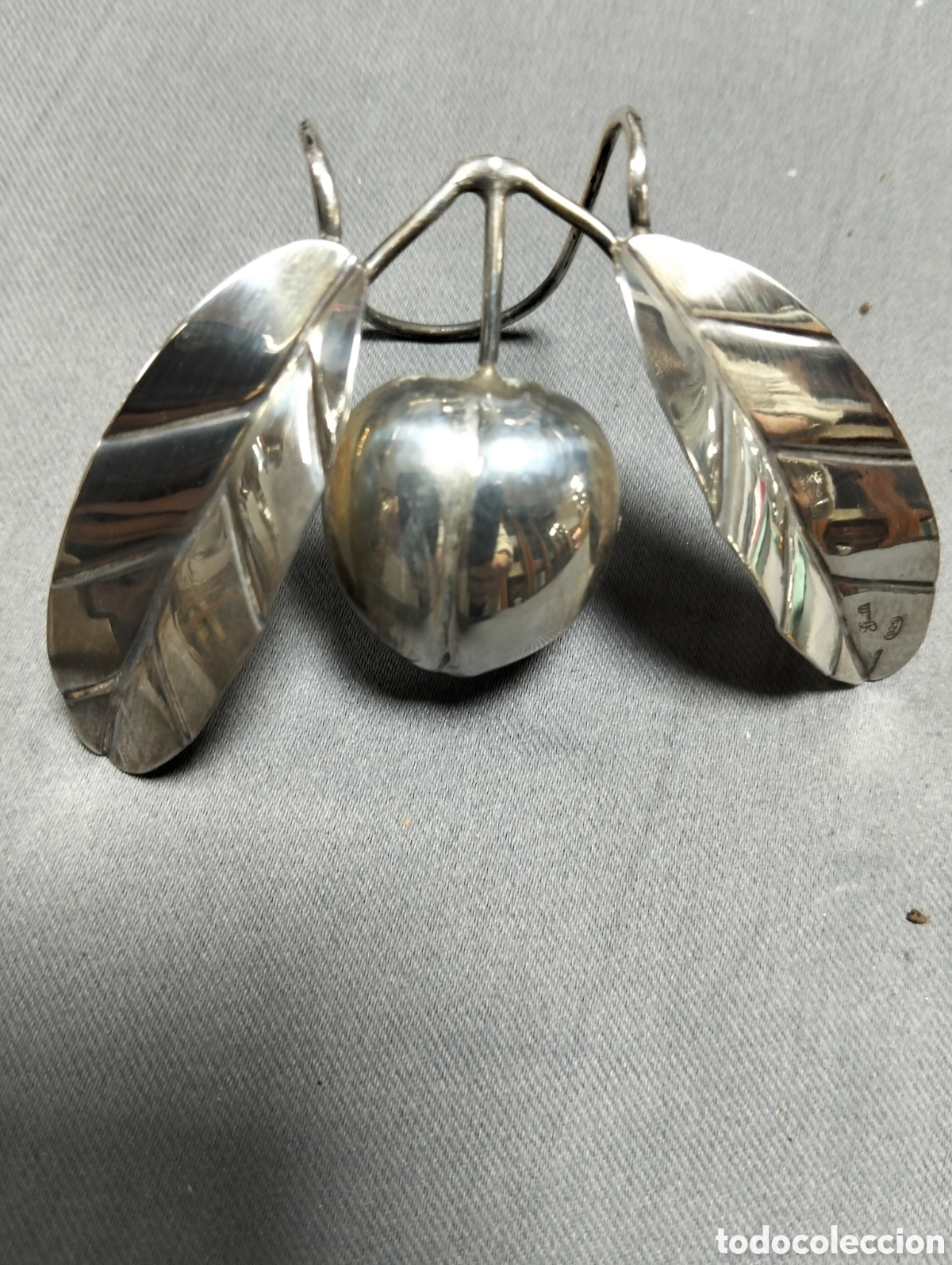 Antig&uuml;edades: Colgante de plata de ley 925m con forma de aceituna y hojas.