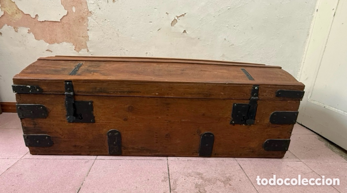 Antig&uuml;edades: Granba&uacute;l antiguo de madera maciza con herrajes de hierro forjado. Siglo XIX. Arc&oacute;n r&uacute;stico original