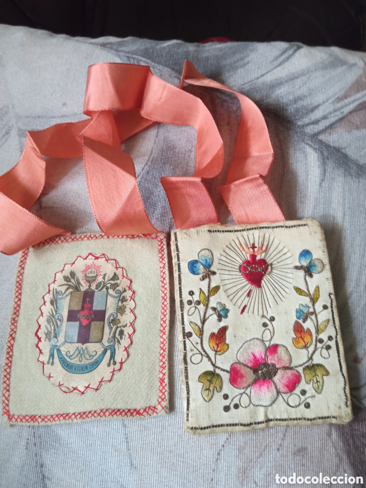 Antig&uuml;edades: Antiguo escapulario, Sagrado Coraz&oacute;n de Jes&uacute;s, bordado, miden 9x8cm