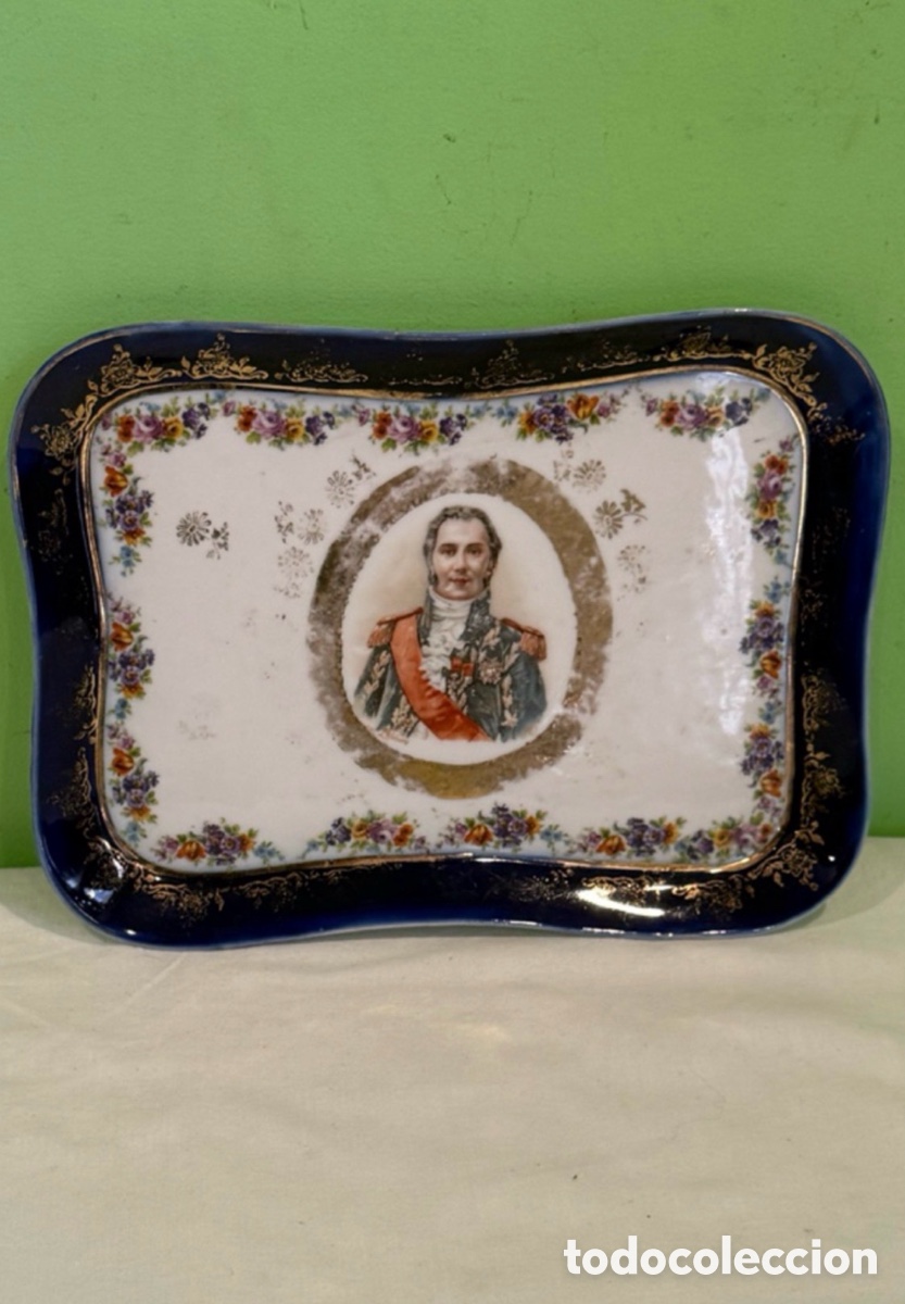Antig&uuml;edades: Antigua bandeja de porcelana con retrato militar - Borde azul cobalto y dorados