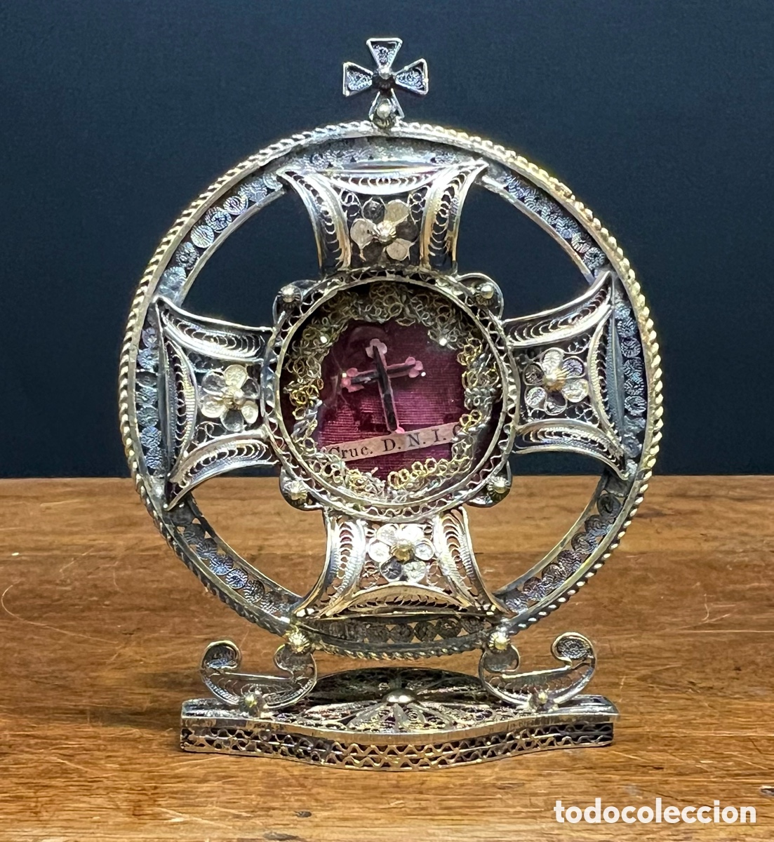 Antig&uuml;edades: Relicario en filigrana con Lignum Crucis