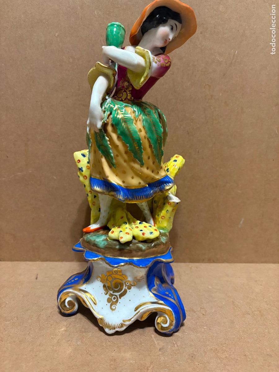 Antig&uuml;edades: Figura de porcelana de Viejo Par&iacute;s.