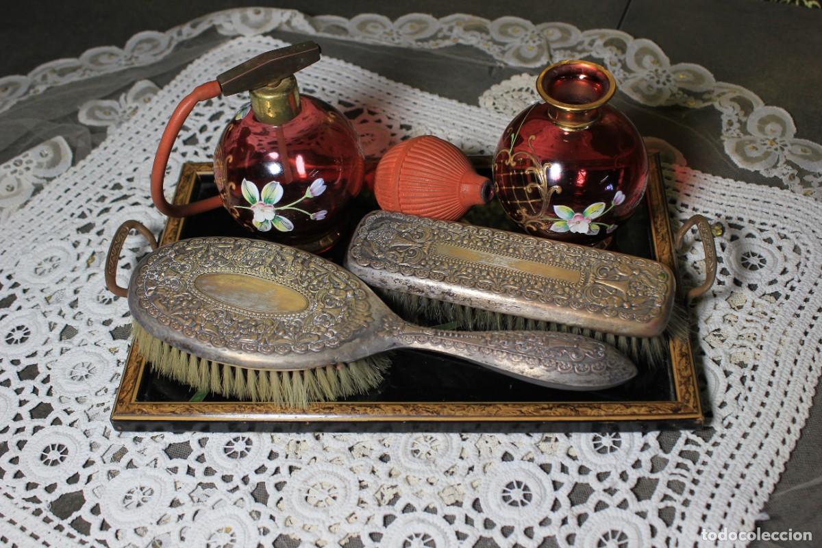 Antig&uuml;edades: Conjunto Tocador, Bandeja, Perfumeros y Cepillos - Foto 1