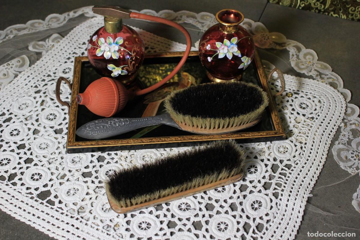 Antig&uuml;edades: Conjunto Tocador, Bandeja, Perfumeros y Cepillos - Foto 2