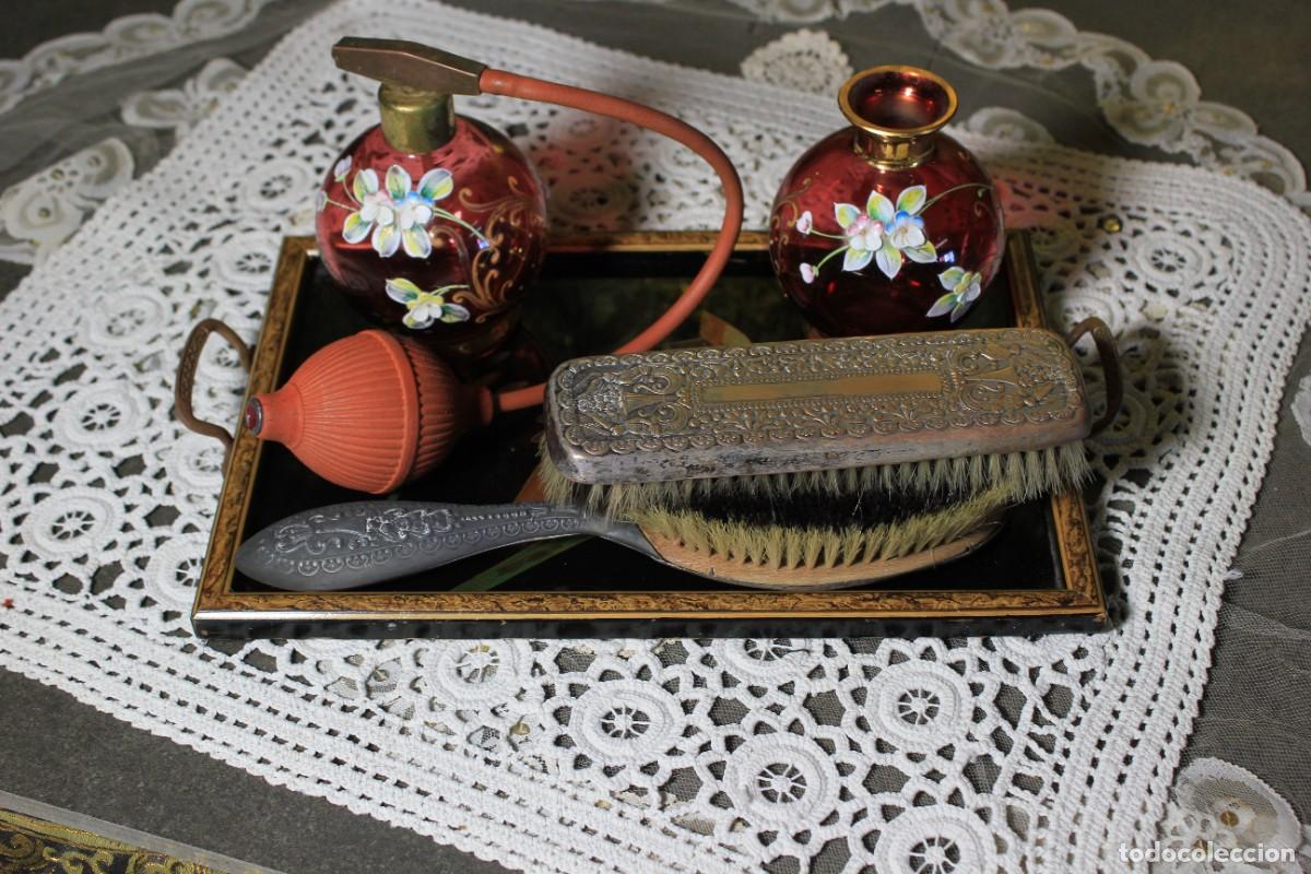 Antig&uuml;edades: Conjunto Tocador, Bandeja, Perfumeros y Cepillos - Foto 3
