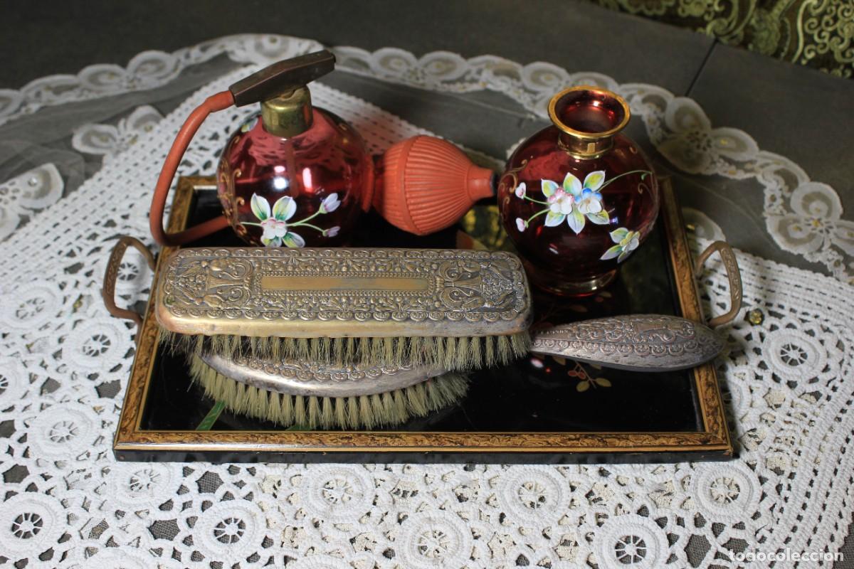 Antig&uuml;edades: Conjunto Tocador, Bandeja, Perfumeros y Cepillos - Foto 4