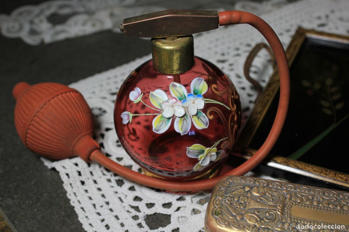 Antig&uuml;edades: Conjunto Tocador, Bandeja, Perfumeros y Cepillos - Foto 6