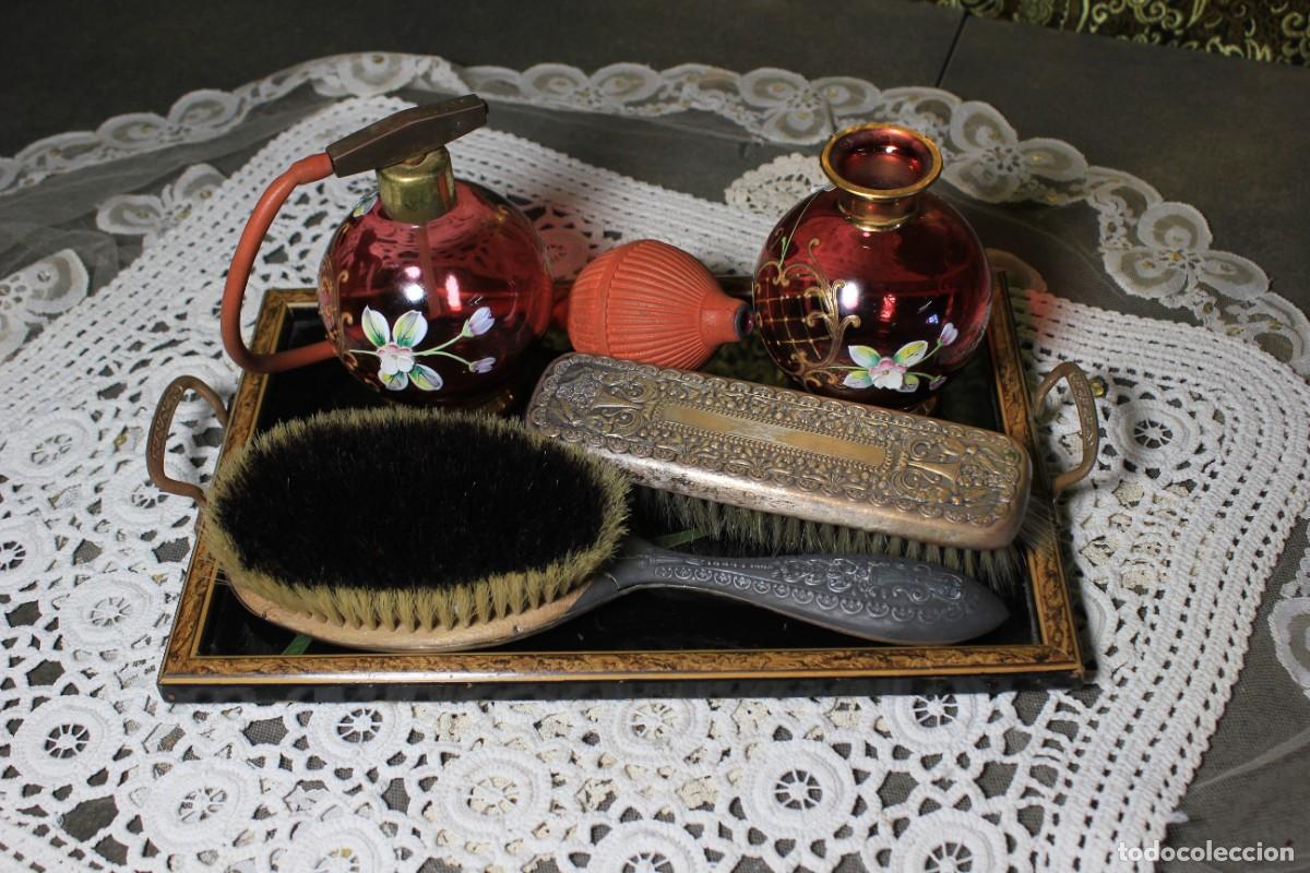 Antig&uuml;edades: Conjunto Tocador, Bandeja, Perfumeros y Cepillos - Foto 11