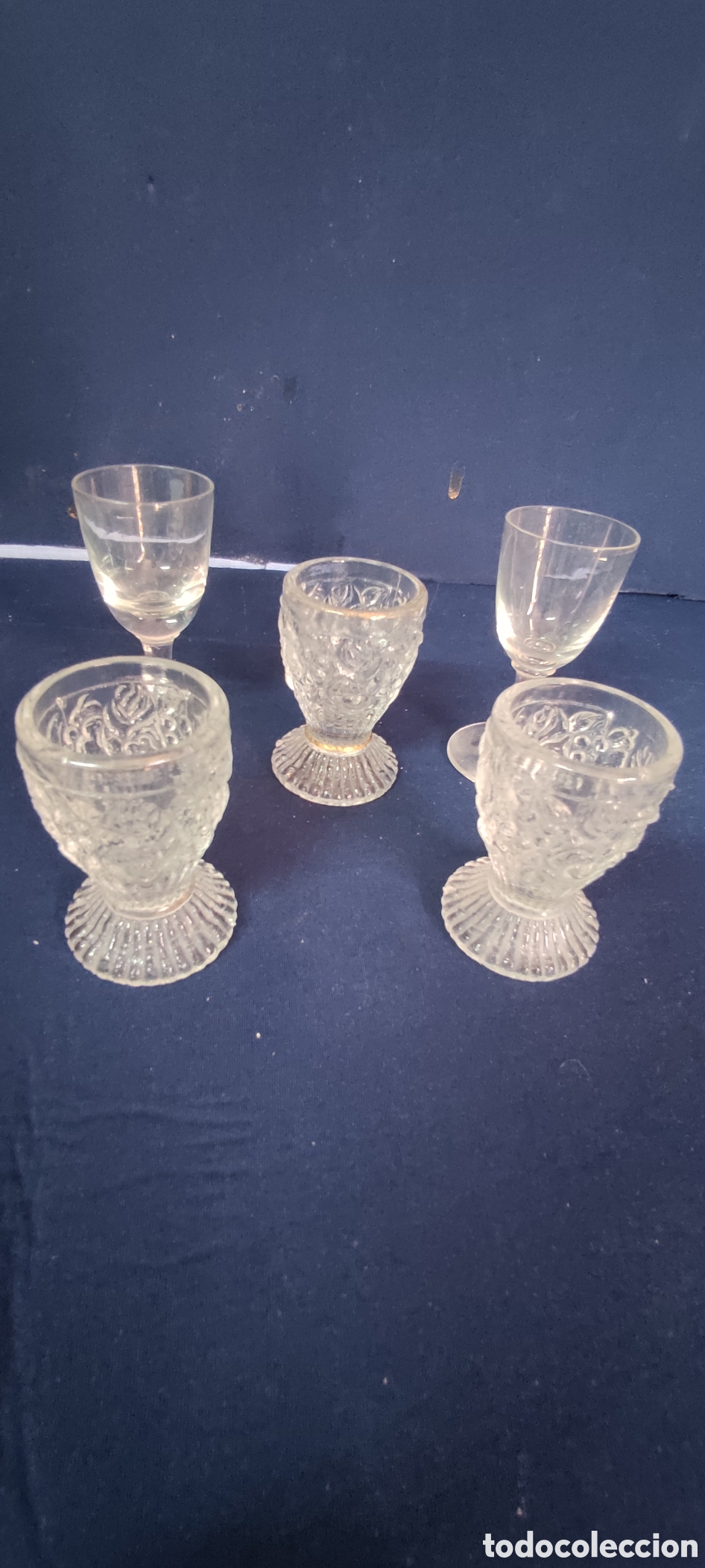 Antig&uuml;edades: Juego 5 vasos de licor - Foto 2