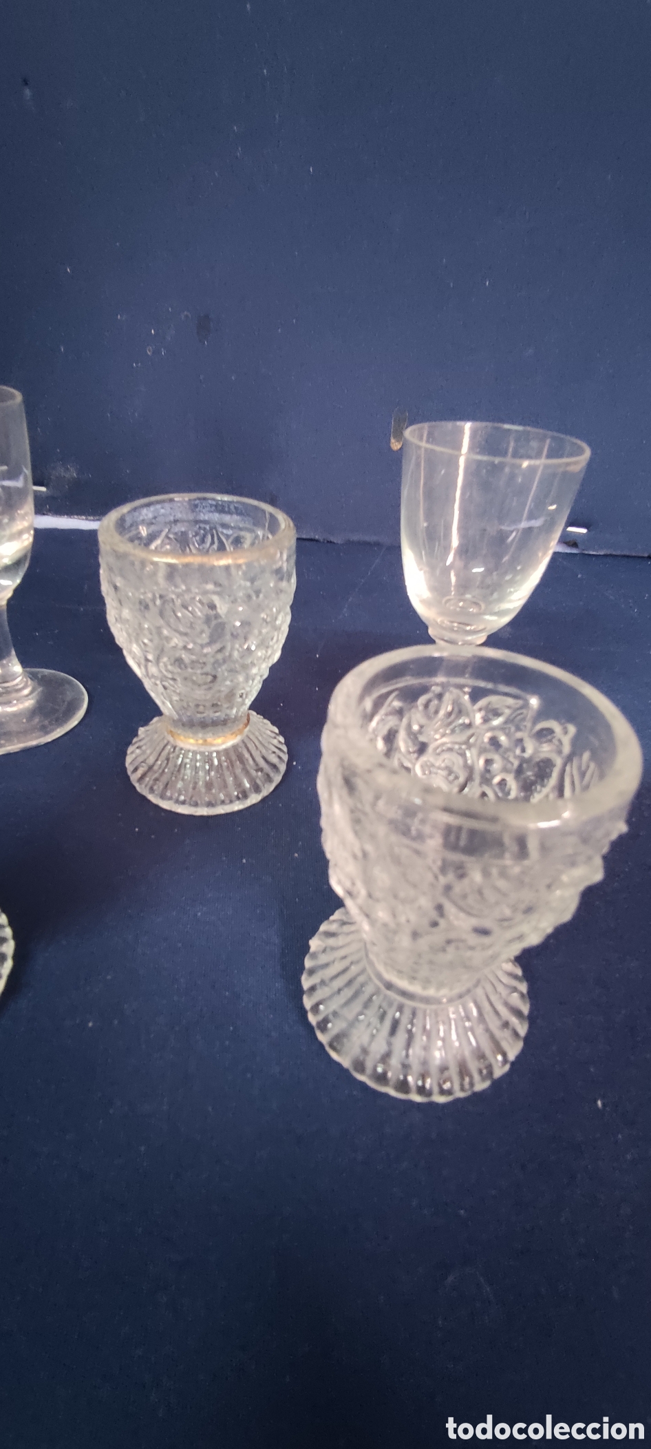 Antig&uuml;edades: Juego 5 vasos de licor - Foto 3