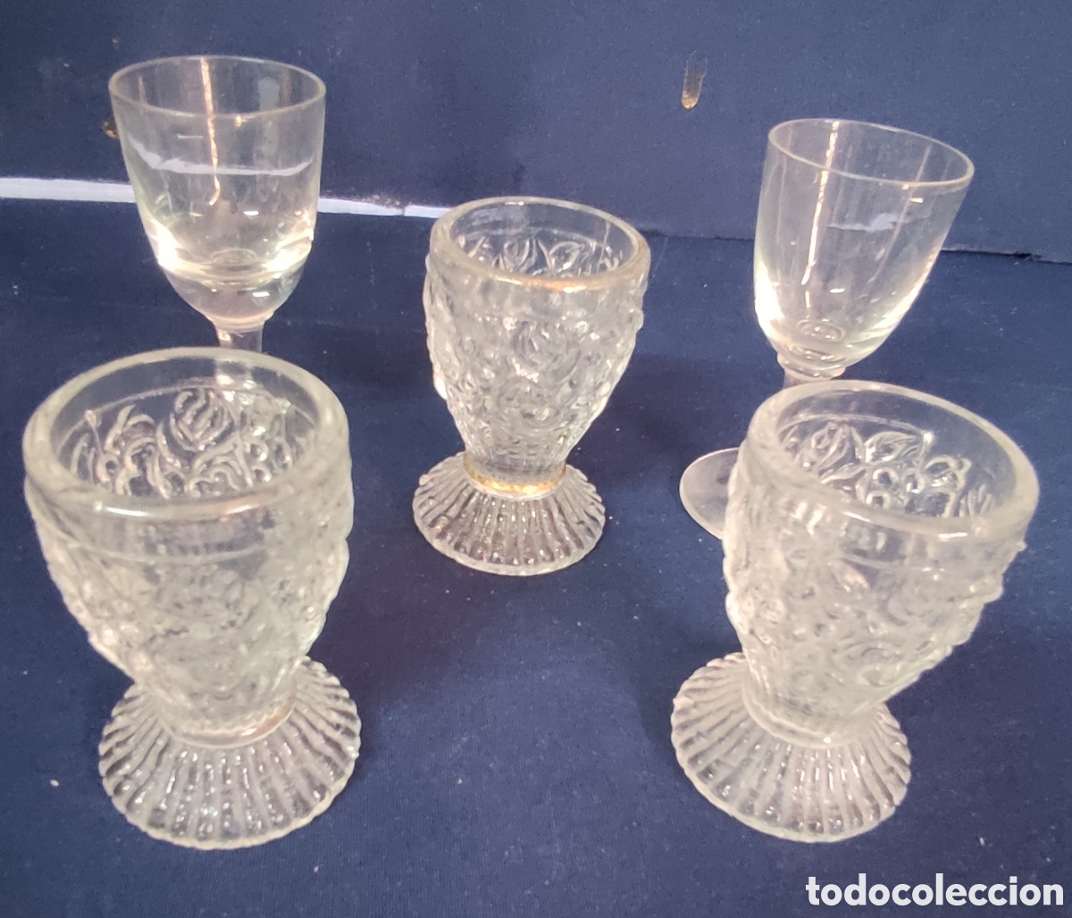 Antig&uuml;edades: Juego 5 vasos de licor - Foto 1