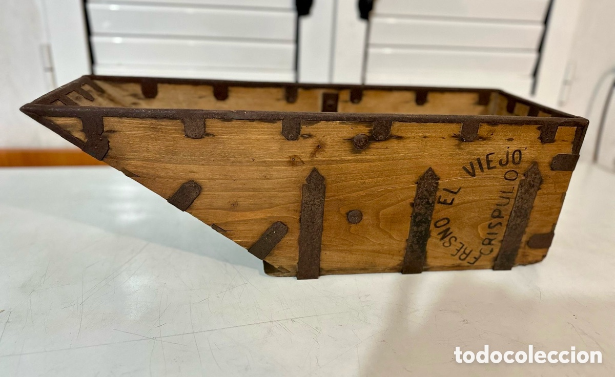 Antiquit&eacute;s: Bonita y Antigua Media Fanega de Madera. Herrajes. Crispulo. Fresno el viejo. Valladolid.