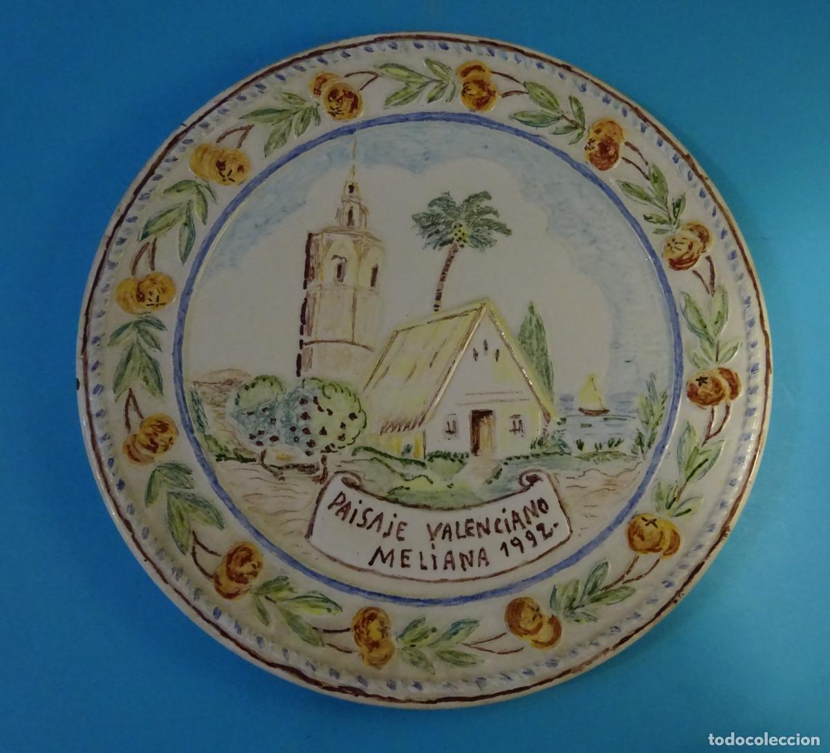 Antig&uuml;edades: PLATO DE CER&Aacute;MICA FIGURAS EN RELIEVE PINTADO A MANO, PAISAJE VALENCIANO. MELIANA 1992