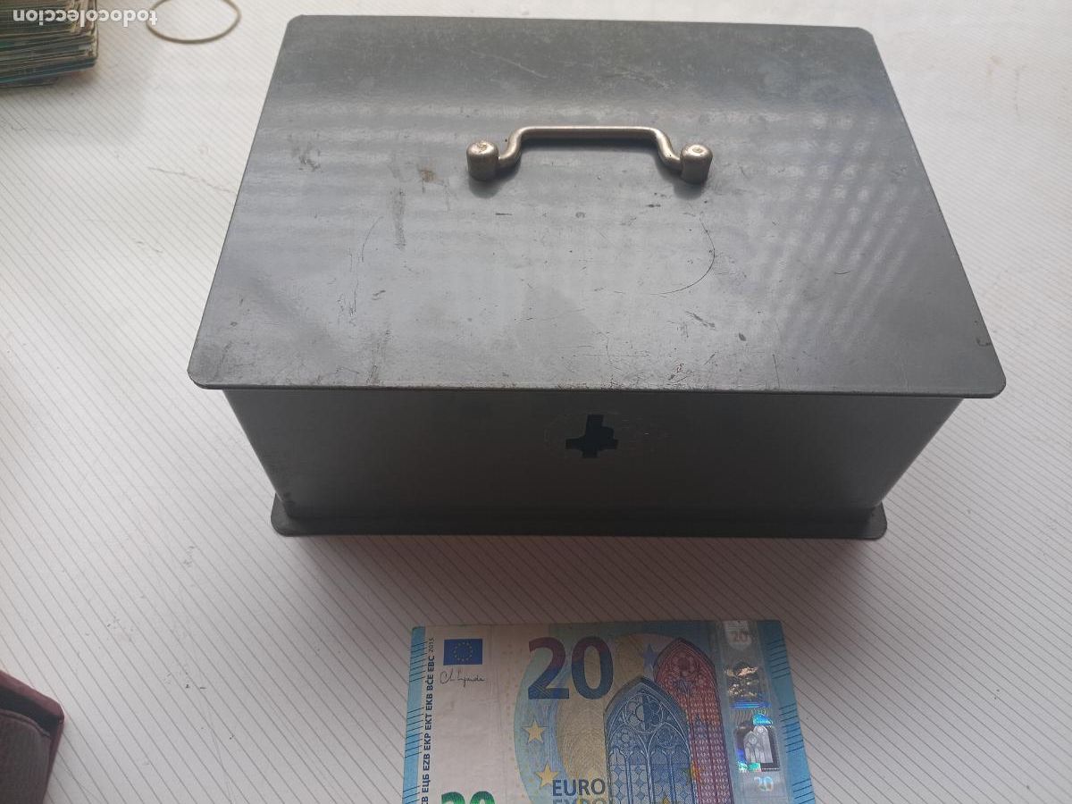 Antig&uuml;edades: Caja de caudales. Caja fuerte. Sin cerradura ni llave