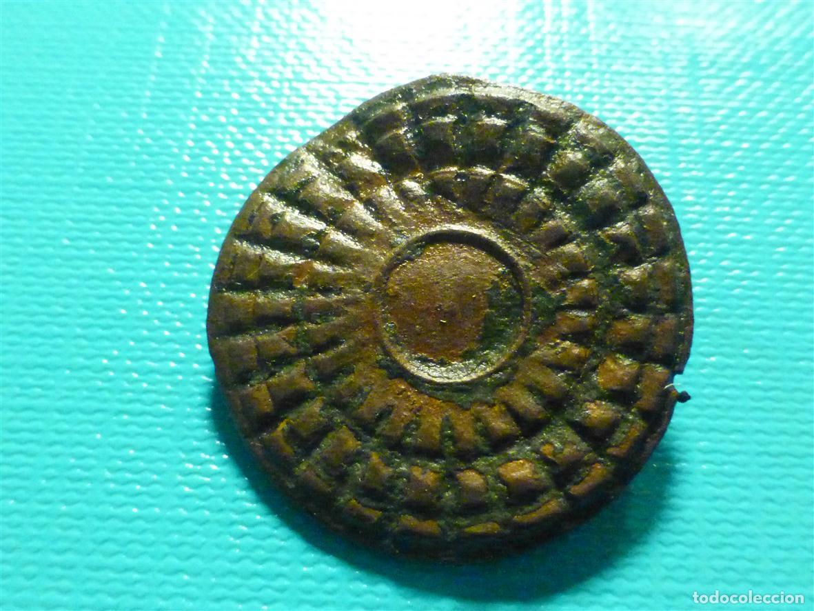 Antig&uuml;edades: Bot&oacute;n Medieval - 25 mm. - Aleaci&oacute;n Cobre/Bronce - Radios en Anillos conc&eacute;ntricos escalonados