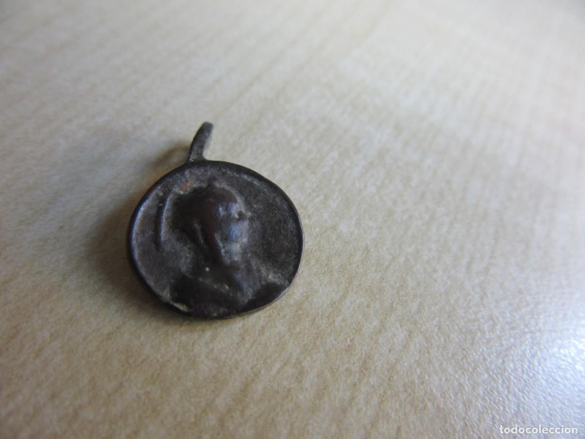 Antig&uuml;edades: Medalla de Jes&uacute;s Salvador del Mundo y Virgen Mar&iacute;a Mater M Bronce S XVIII Medidas 1,9 x 1,3 cm