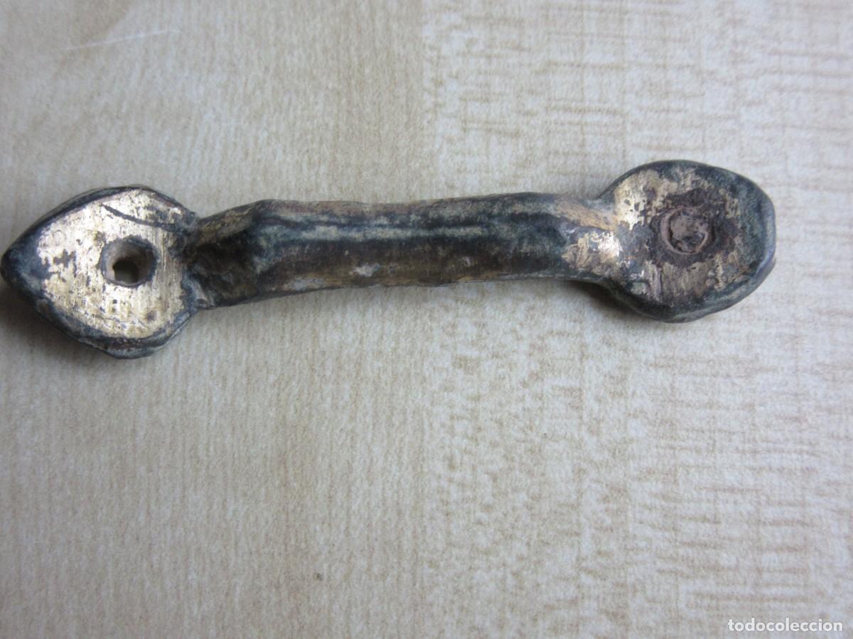 Antiguidades: Adorno medieval de bronce para cierre de libro o caja Conserva parte dorado original Longitud 6 cm