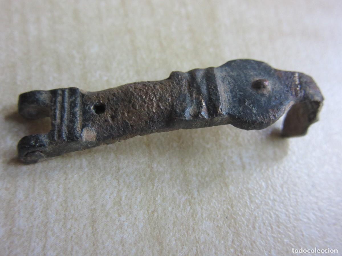 Antiquit&auml;ten: Parte de bisagra ornamental medievalfinalizada con cabeza de animal para libro o caja Medidas 3,4 cm