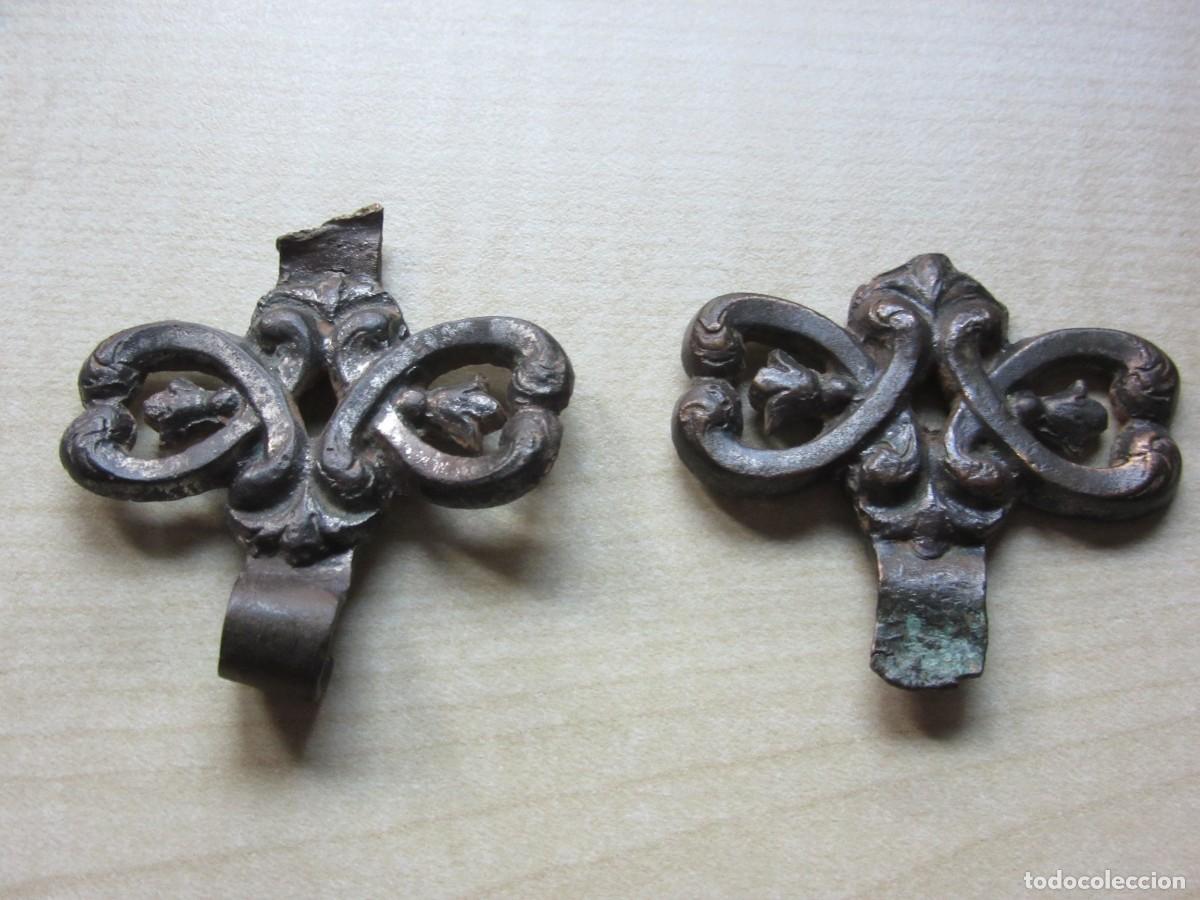 Antiguidades: Dos piezas ornamentales de bronce Medidas 4,5 x 3 cm Posible S XIX