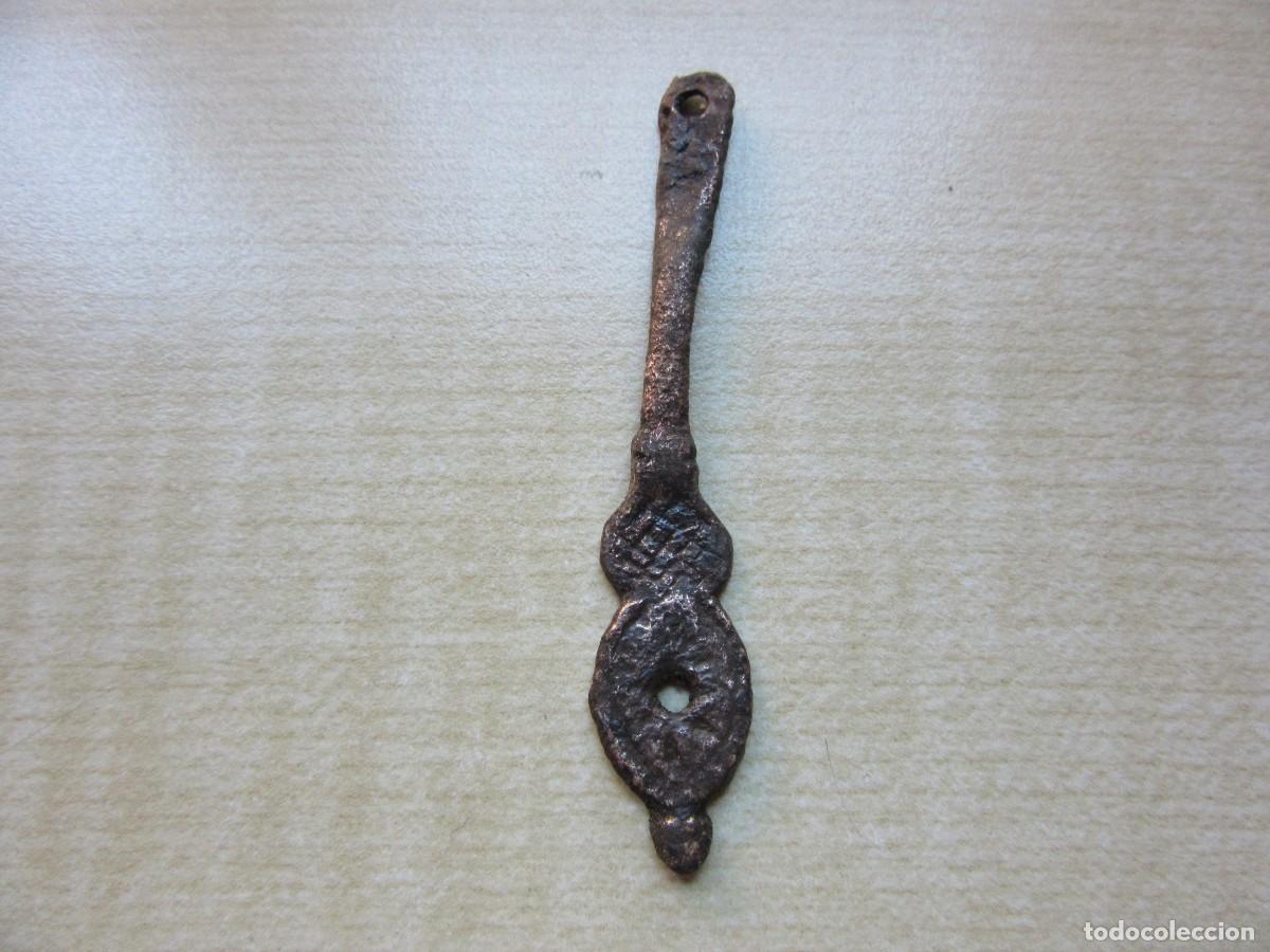 Antiguidades: Antigua pieza ornamental de bronce con forma de bellota Posible medieval longitud 6,2 cm