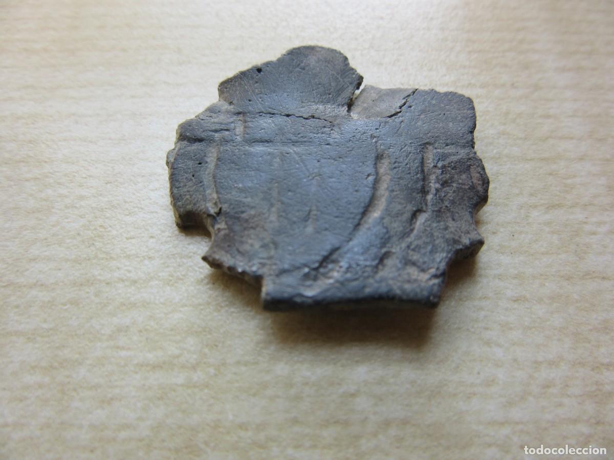 Antiguidades: Placa de bronce medieval con escudo Medidas 2,6 cm