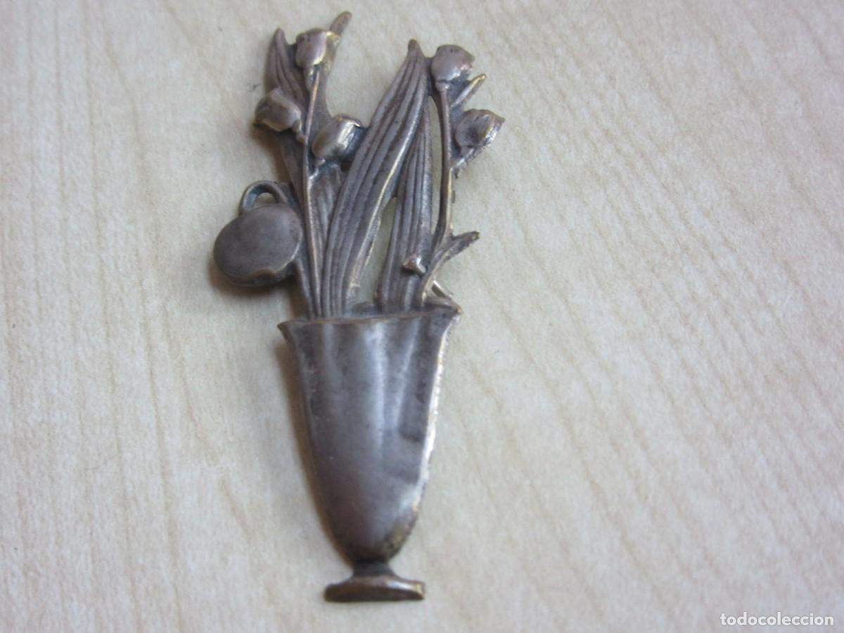 Antiquit&auml;ten: Adorno modernista en forma de Jarr&oacute;n con flores en metal plateado Medidas5x2,8 cm Fin S XIX-prin.XX