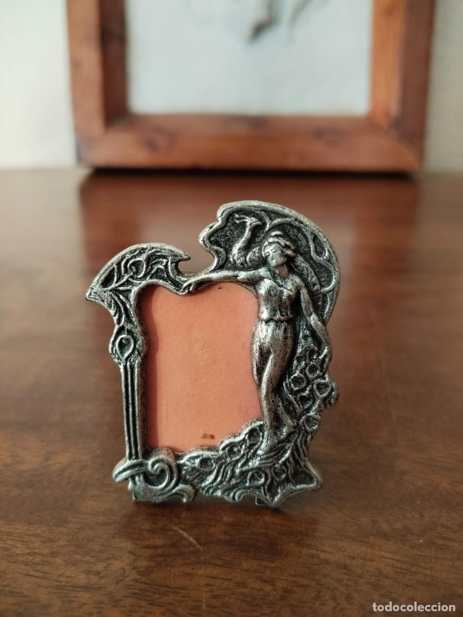 Antiquit&eacute;s: Min&uacute;sculo Marco estilo modernista. 3,5 x 5 cm. Ver.