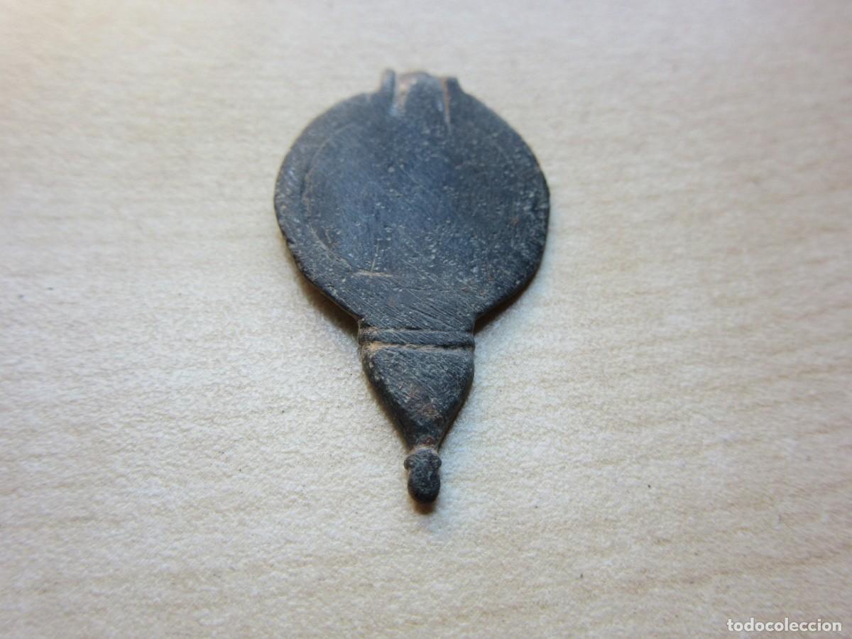 Antiguidades: Posible adorno o pinjante de bronce Posible medieval Medidas 3 x 1,7 cm