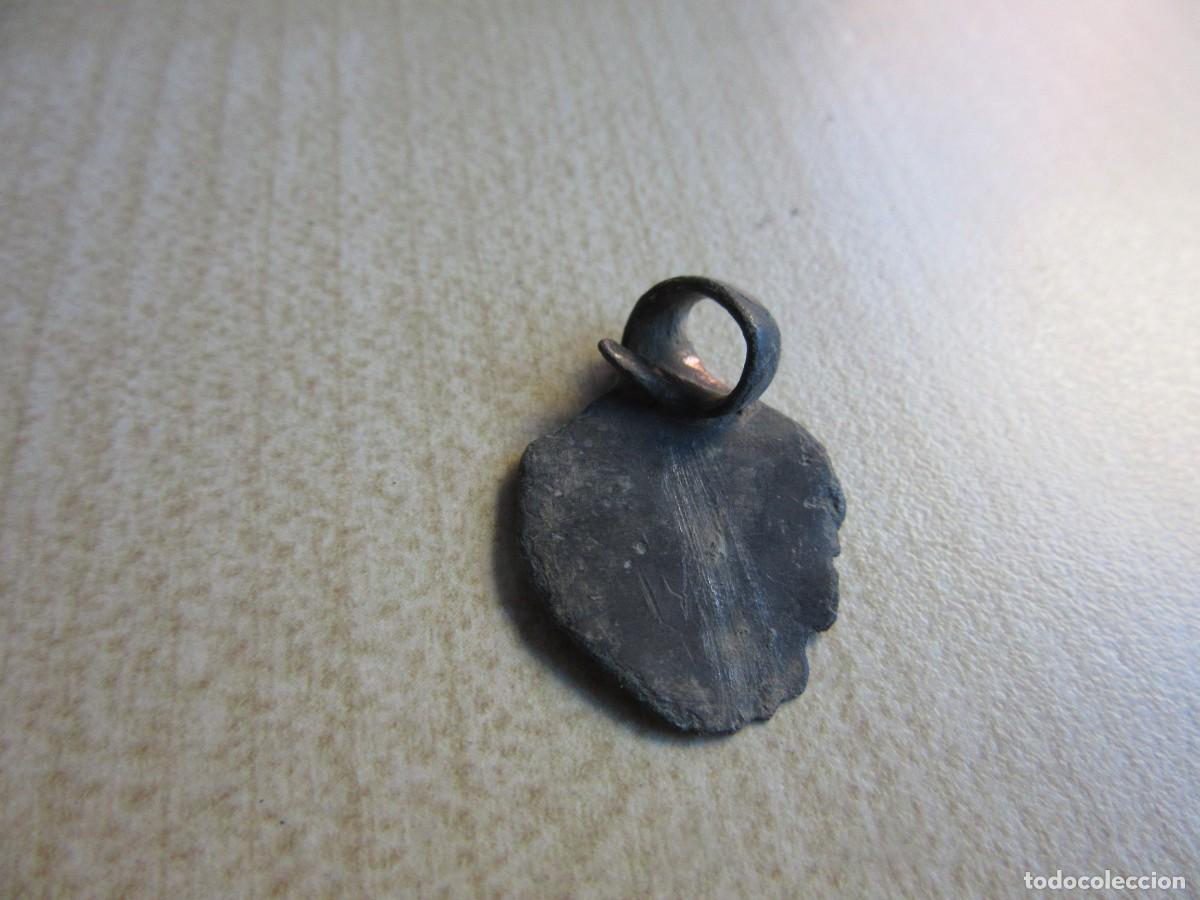 Antiguidades: Asa de recipiente de bronce de &eacute;poca romana Medidas 2,3 x 1,6 cm