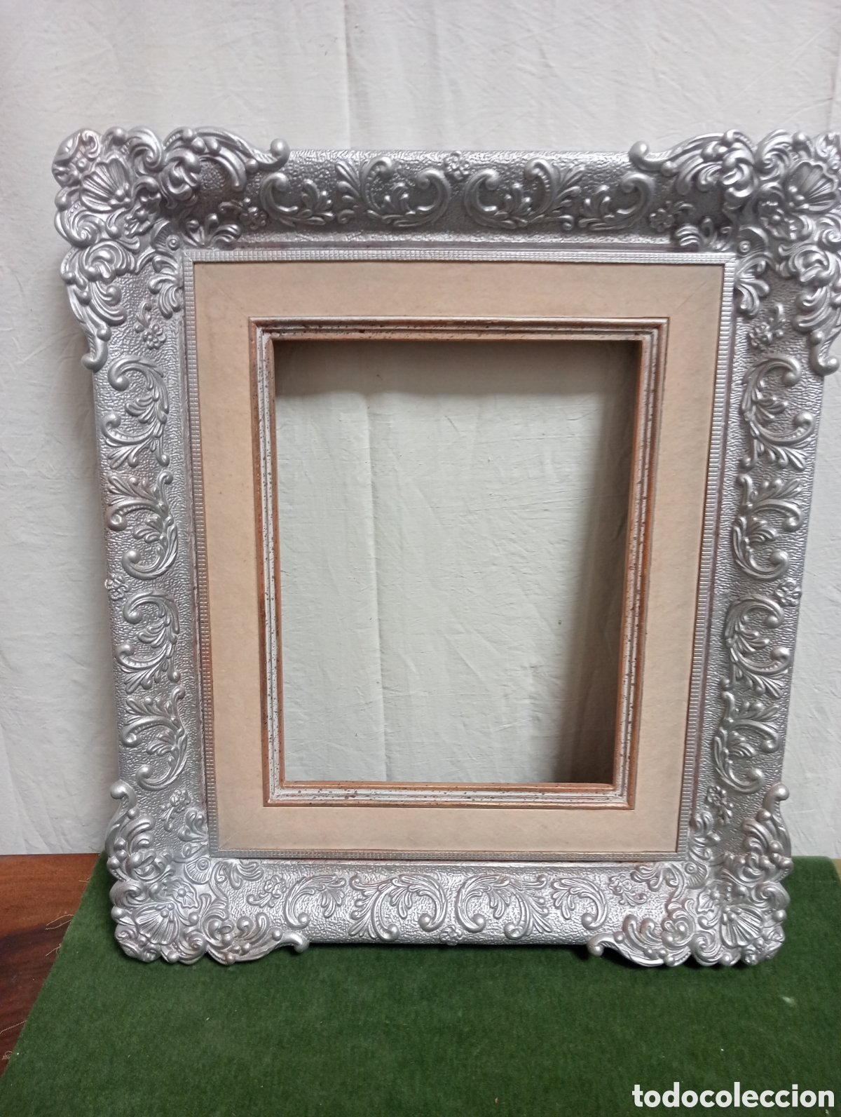 Antig&uuml;edades: Marco de talla en madera acabada Plata - Foto 1