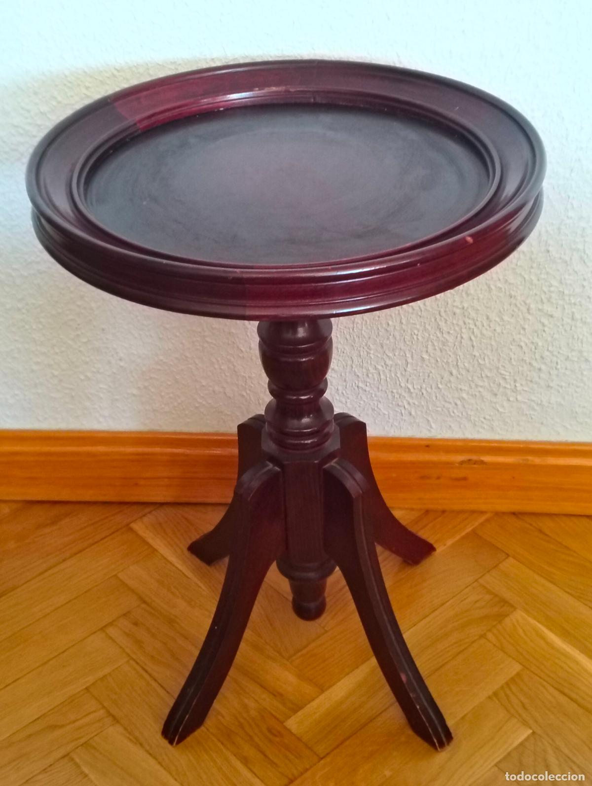 Antiquit&eacute;s: ANTIGUA MESA AUXILIAR REDONDA ESTILO CLASICO CON BORDE MOLDULADO, FUSTE CENTRAL 4 PATAS