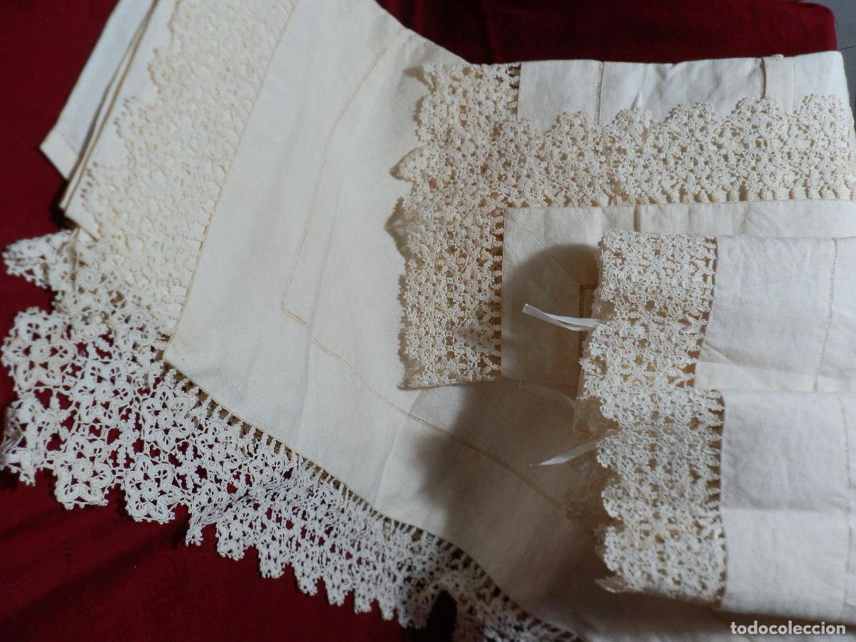 Antig&uuml;edades: PRECIOSO CONJUNTO DE SABANA EN LINO CON BORDADOS Y PUNTILLA DE GANCHILLO HECHOS A MANO