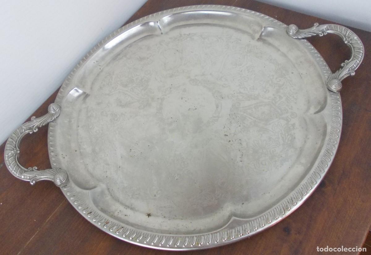 Oggetti Antichi: Bandeja grande plateada vintage con asas decoradas bandej&oacute;n antiguo repujado estilo cl&aacute;sico