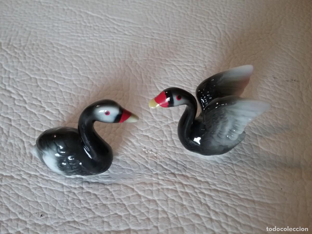 Oggetti Antichi: PAREJA DE CISNES EN MINIATURA DE PORCELANA