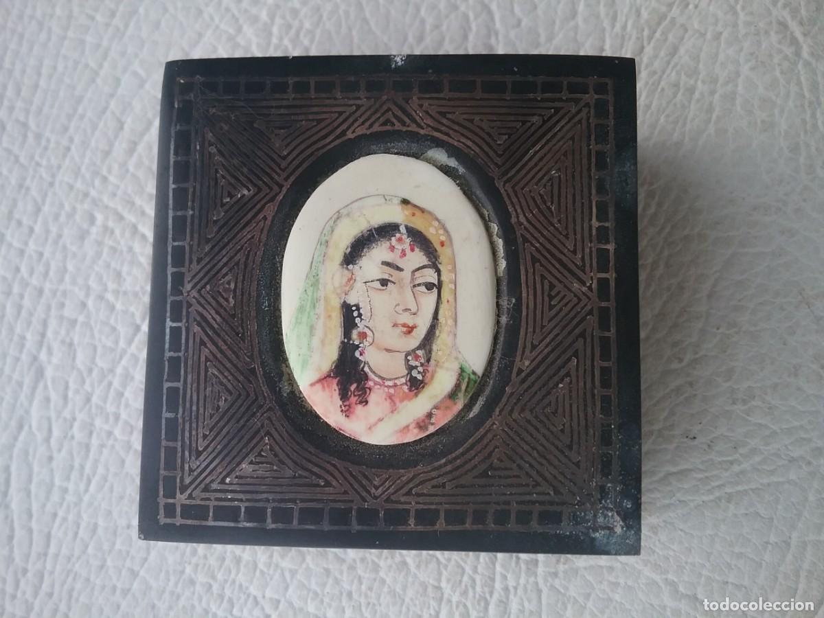 Antiquit&eacute;s: BONITA CAJA DE METAL NEGRO CON PINTURA DE MUJER