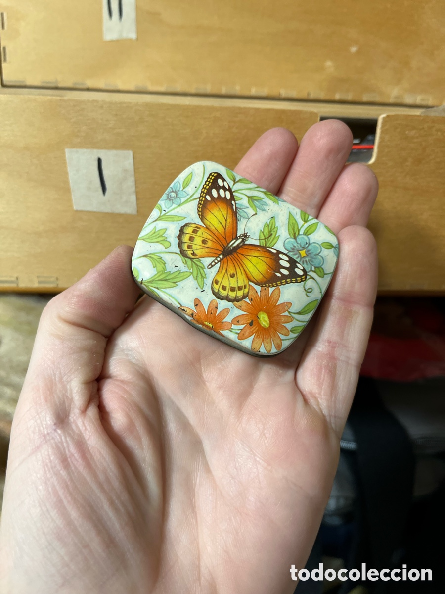 Antiquit&auml;ten: Antigua caja de metal de bolsillo con motivos de mariposa. A&ntilde;os 70.