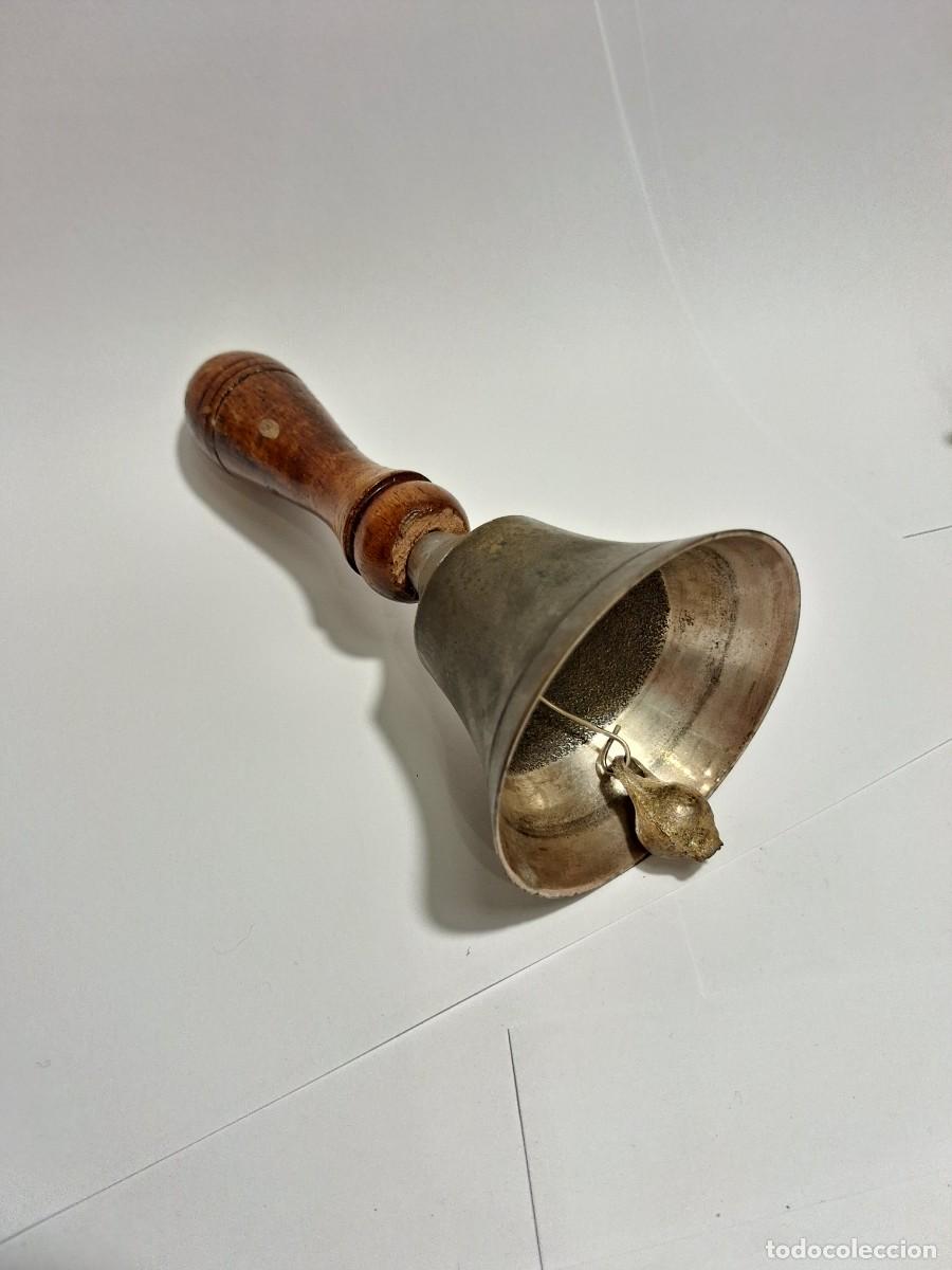 Antig&uuml;edades: CAMPANA O CAMPANILLA MANGO MADERA - Foto 1