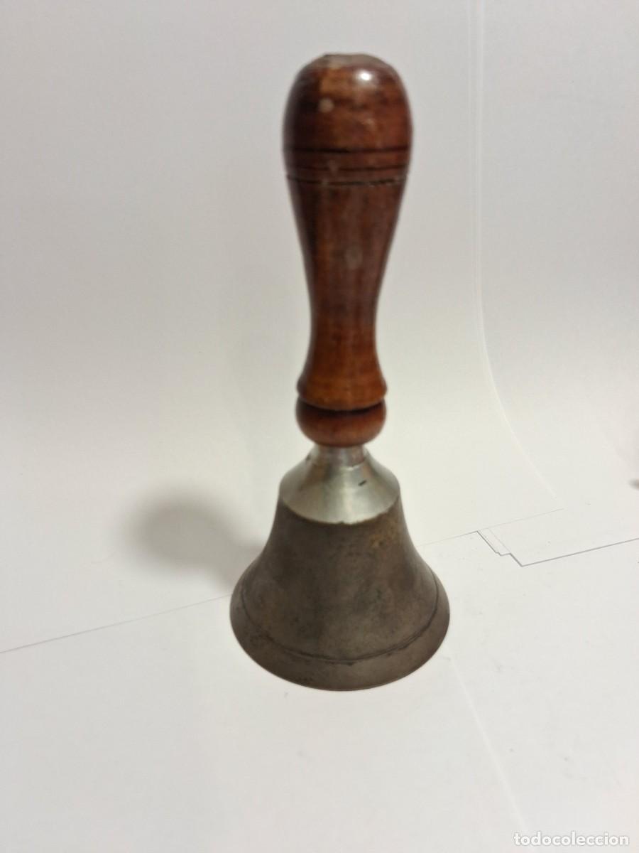 Antig&uuml;edades: CAMPANA O CAMPANILLA MANGO MADERA - Foto 2