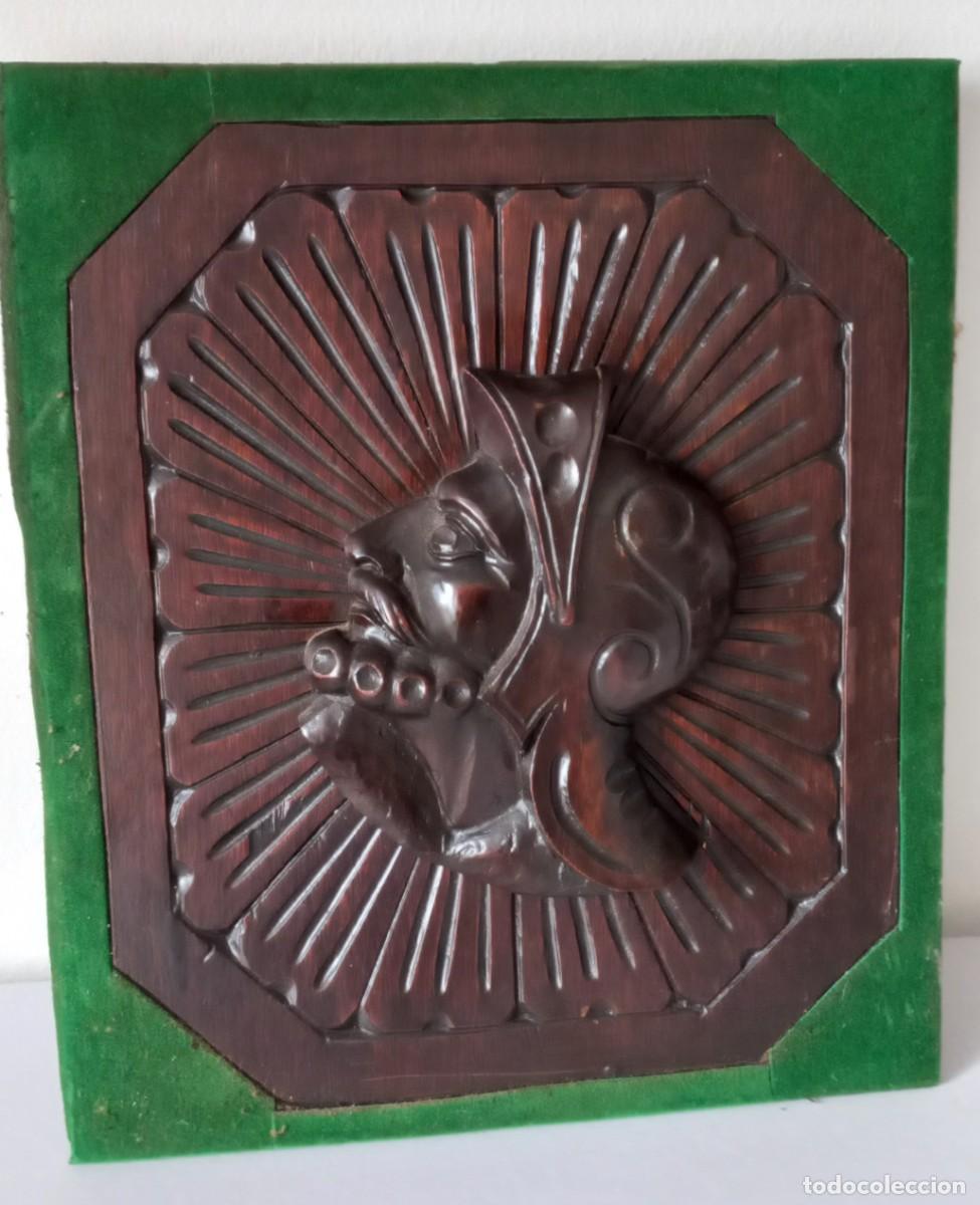 Antiguidades: Tabla con cabeza de caballero tallada