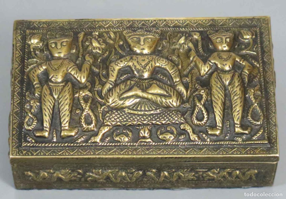 Antig&uuml;edades: CAJA. RELIEVE. DIOS Y SERPIENTES. INDIA?. SIGLO XX